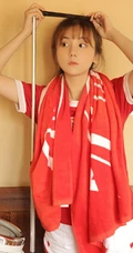 运动装可爱型少女红衣短裤居家室内写真图片