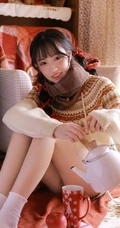 圣诞节女生图片，圣诞树前超少女毛衣短裤室内写真图片