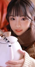 圣诞节女生图片，圣诞树前超少女毛衣短裤室内写真图片