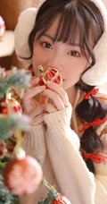 圣诞节女生图片，圣诞树前超少女毛衣短裤室内写真图片