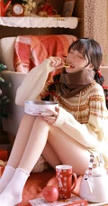 圣诞节女生图片，圣诞树前超少女毛衣短裤室内写真图片