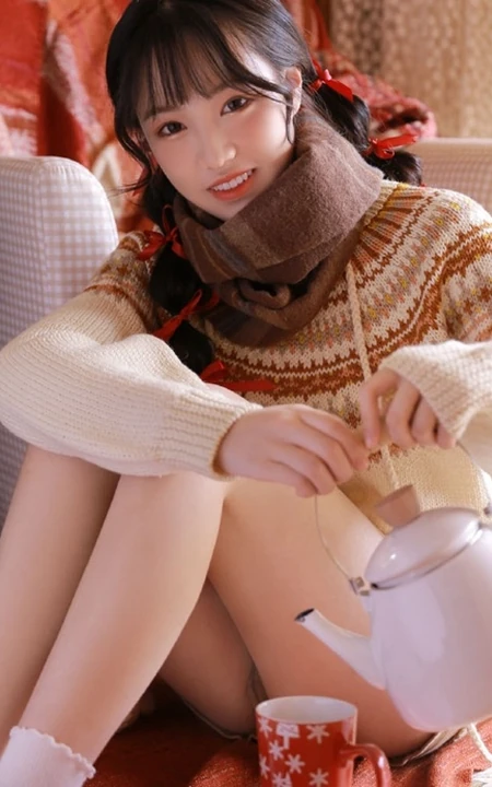 圣诞节女生图片，圣诞树前超少女毛衣短裤室内写真图片