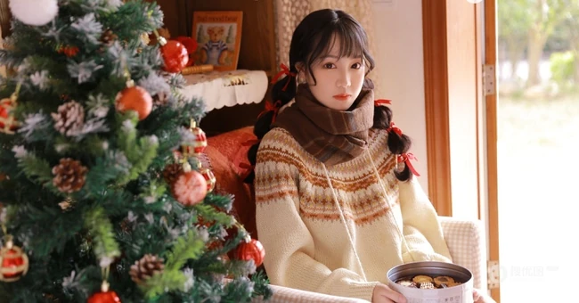 圣诞节女生图片，圣诞树前超少女毛衣短裤室内写真图片