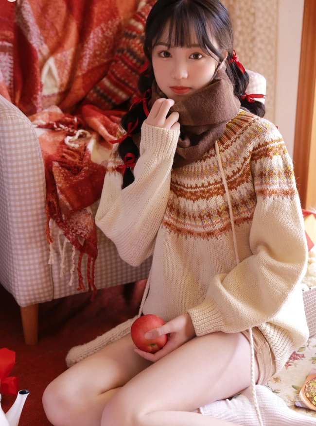 圣诞节女生图片，圣诞树前超少女毛衣短裤室内写真图片