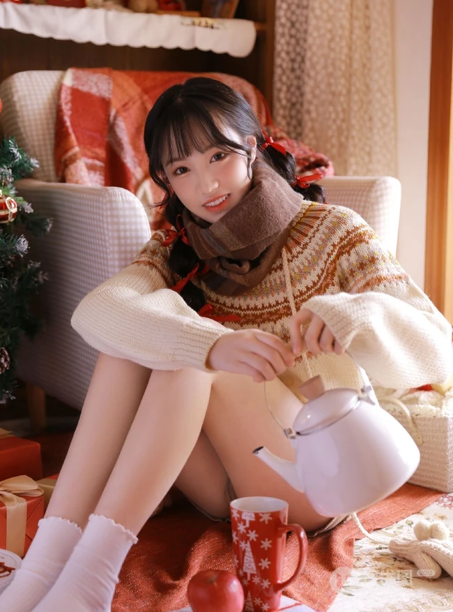 圣诞节女生图片，圣诞树前超少女毛衣短裤室内写真图片