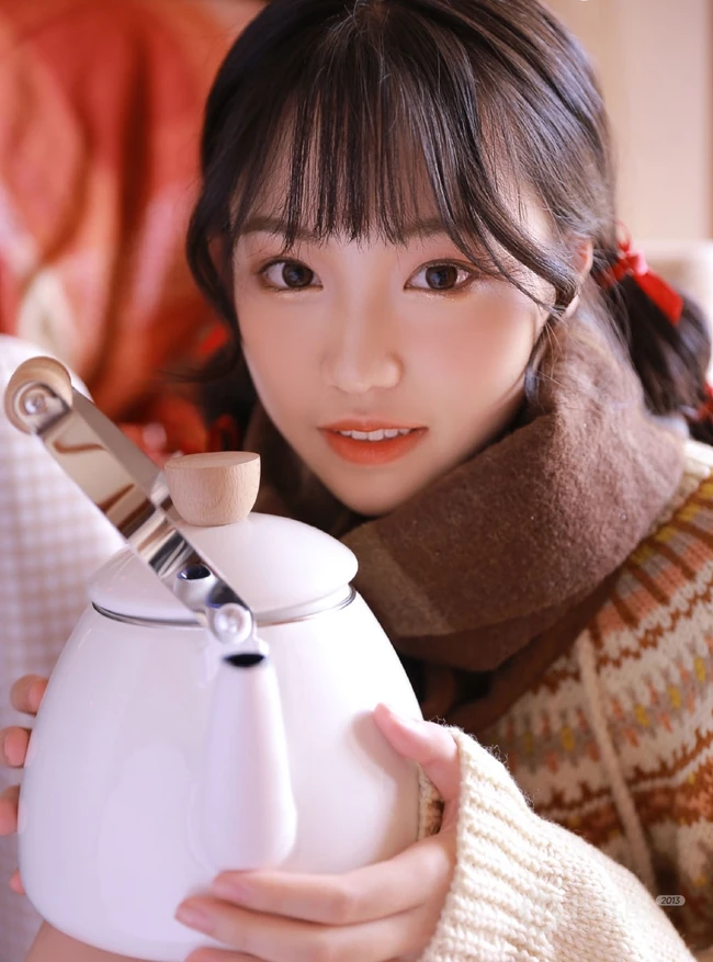 圣诞节女生图片，圣诞树前超少女毛衣短裤室内写真图片
