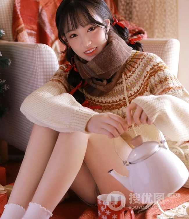 圣诞节女生图片，圣诞树前超少女毛衣短裤室内写真图片