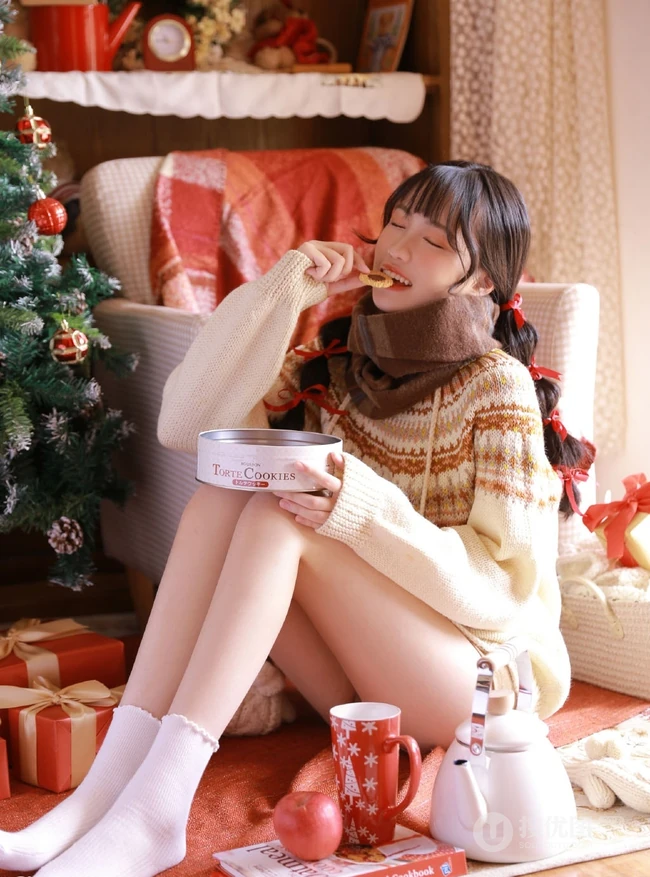 圣诞节女生图片，圣诞树前超少女毛衣短裤室内写真图片