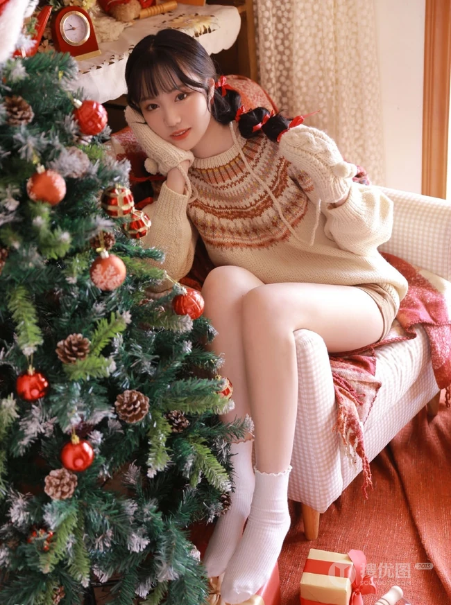 圣诞节女生图片，圣诞树前超少女毛衣短裤室内写真图片