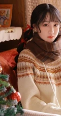 圣诞节女生图片，圣诞树前超少女毛衣短裤室内写真图片