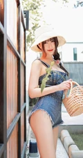 女生Betty林子欣化身草帽少女，着肩带牛仔短裤户外写真图片