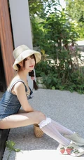女生Betty林子欣化身草帽少女，着肩带牛仔短裤户外写真图片