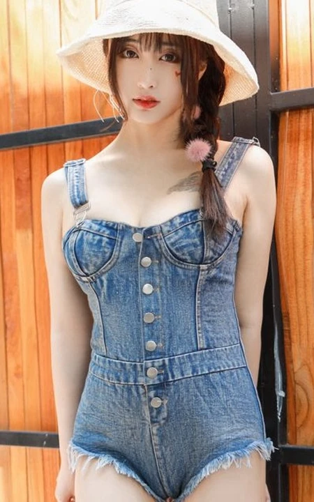 女生Betty林子欣化身草帽少女，着肩带牛仔短裤户外写真图片