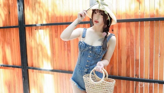 女生Betty林子欣化身草帽少女，着肩带牛仔短裤户外写真图片