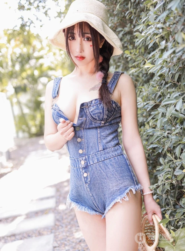 女生Betty林子欣化身草帽少女，着肩带牛仔短裤户外写真图片
