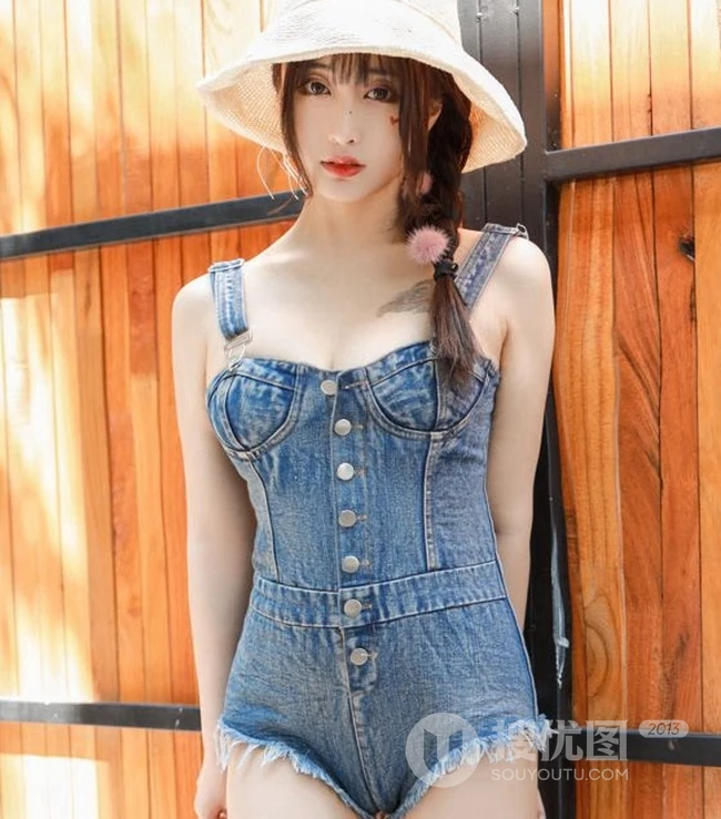 女生Betty林子欣化身草帽少女，着肩带牛仔短裤户外写真图片