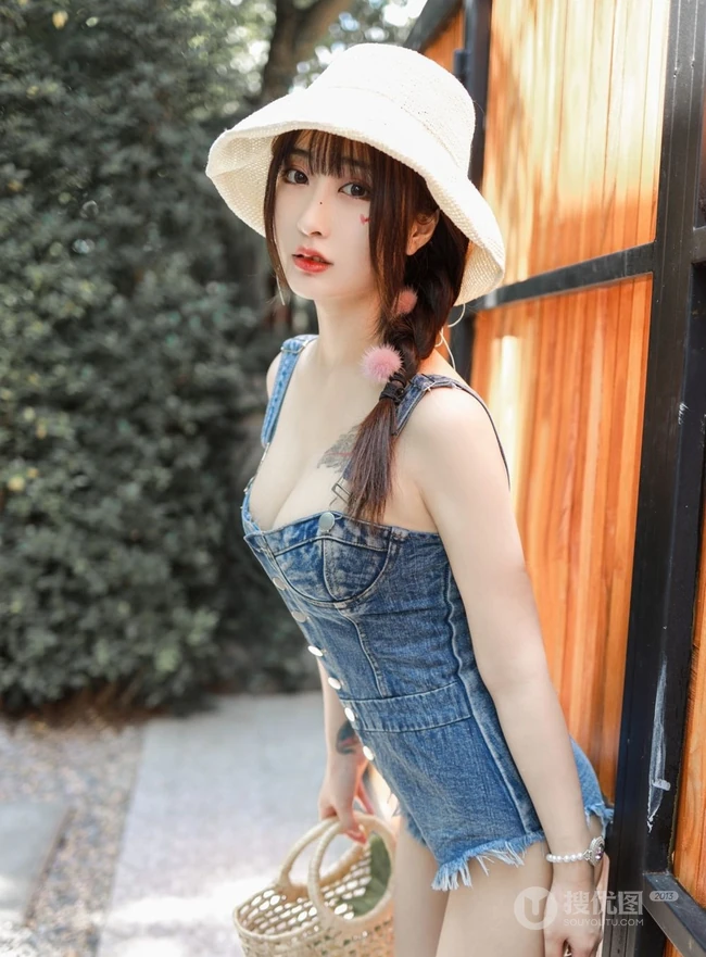 女生Betty林子欣化身草帽少女，着肩带牛仔短裤户外写真图片