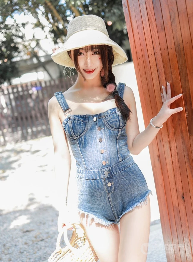 女生Betty林子欣化身草帽少女，着肩带牛仔短裤户外写真图片