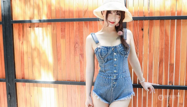 女生Betty林子欣化身草帽少女，着肩带牛仔短裤户外写真图片