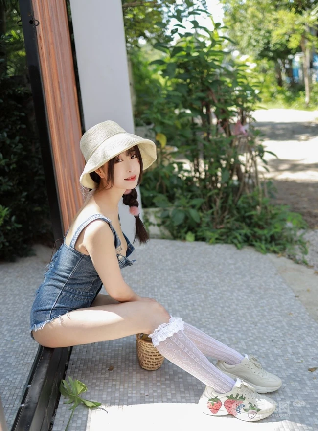 女生Betty林子欣化身草帽少女，着肩带牛仔短裤户外写真图片