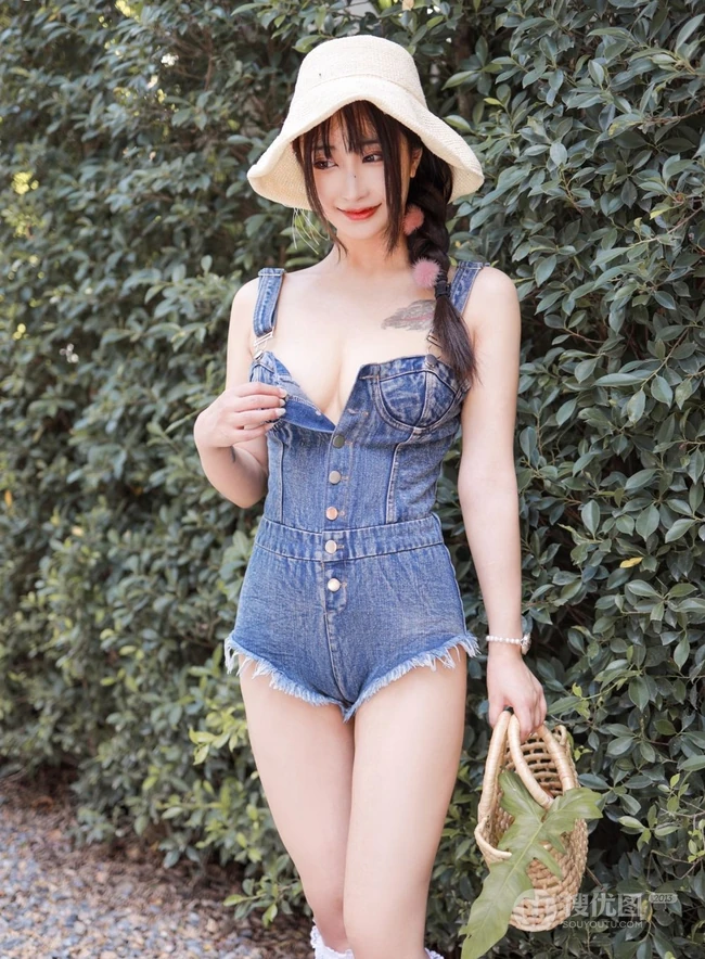 女生Betty林子欣化身草帽少女，着肩带牛仔短裤户外写真图片