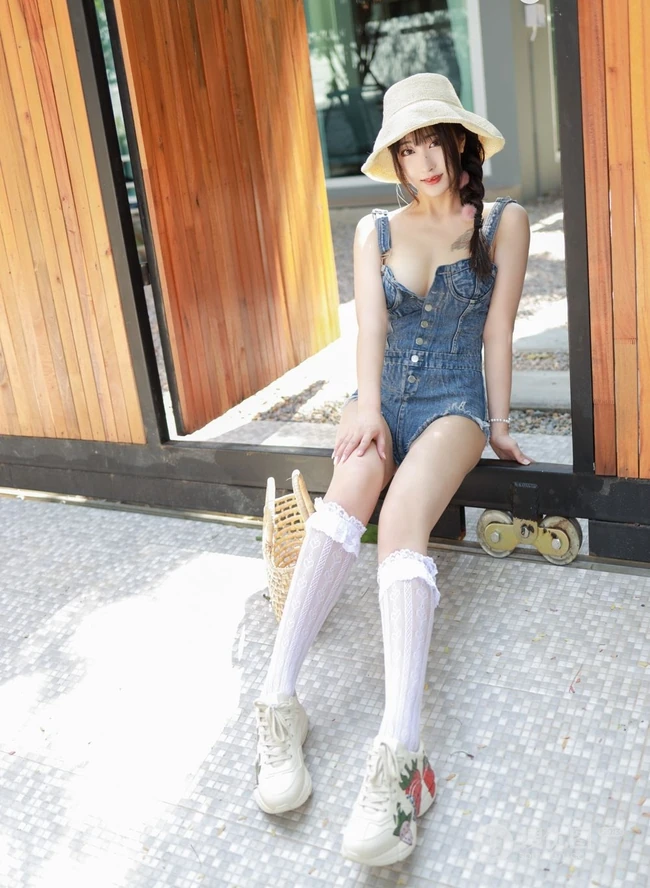 女生Betty林子欣化身草帽少女，着肩带牛仔短裤户外写真图片