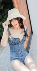 女生Betty林子欣化身草帽少女，着肩带牛仔短裤户外写真图片