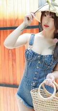 女生Betty林子欣化身草帽少女，着肩带牛仔短裤户外写真图片