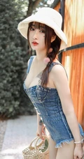 女生Betty林子欣化身草帽少女，着肩带牛仔短裤户外写真图片