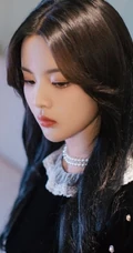 杨超越代言某品牌包包服饰写真，黑色连衣短裙优雅知性动人