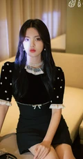 杨超越代言某品牌包包服饰写真，黑色连衣短裙优雅知性动人