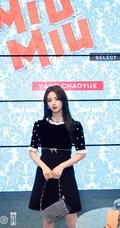 杨超越代言某品牌包包服饰写真，黑色连衣短裙优雅知性动人