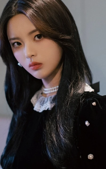 杨超越代言某品牌包包服饰写真，黑色连衣短裙优雅知性动人