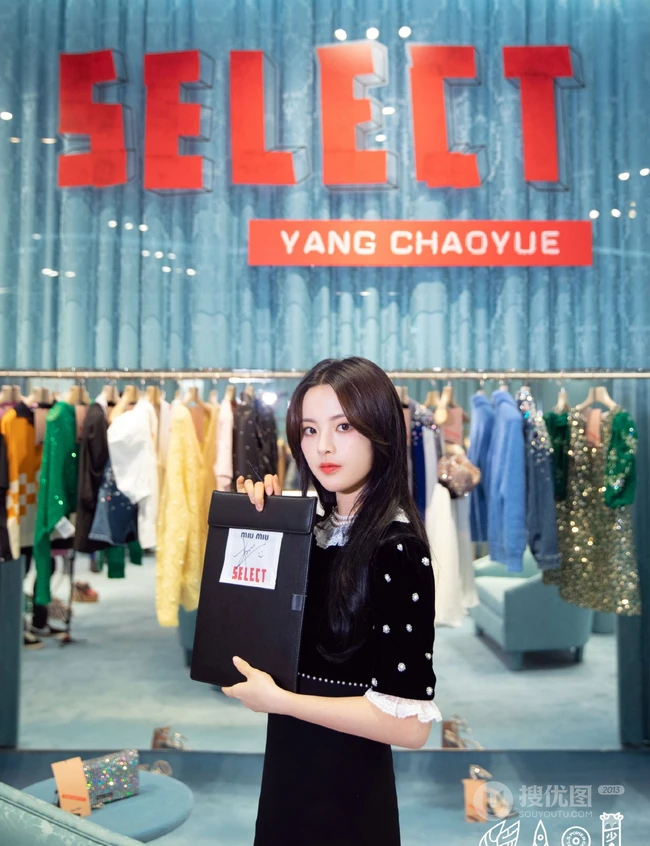 杨超越代言某品牌包包服饰写真，黑色连衣短裙优雅知性动人