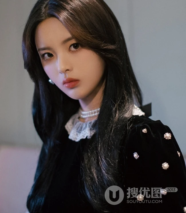 杨超越代言某品牌包包服饰写真，黑色连衣短裙优雅知性动人