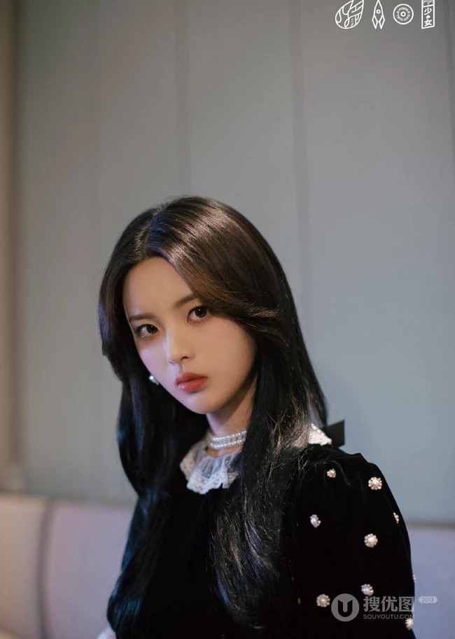 杨超越代言某品牌包包服饰写真，黑色连衣短裙优雅知性动人