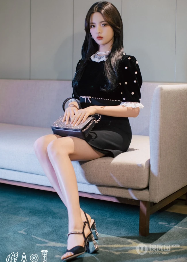 杨超越代言某品牌包包服饰写真，黑色连衣短裙优雅知性动人