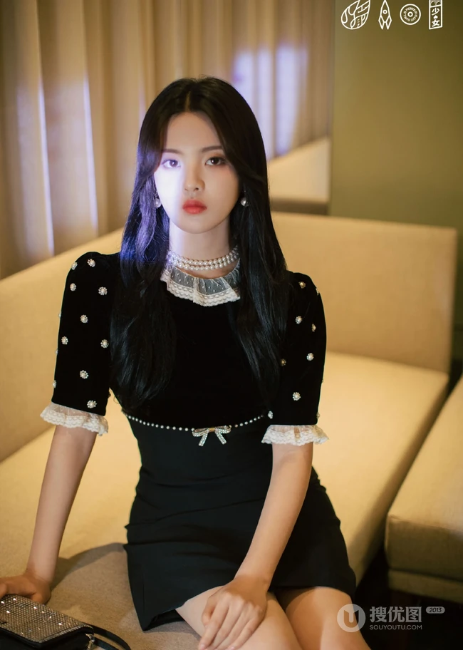 杨超越代言某品牌包包服饰写真，黑色连衣短裙优雅知性动人