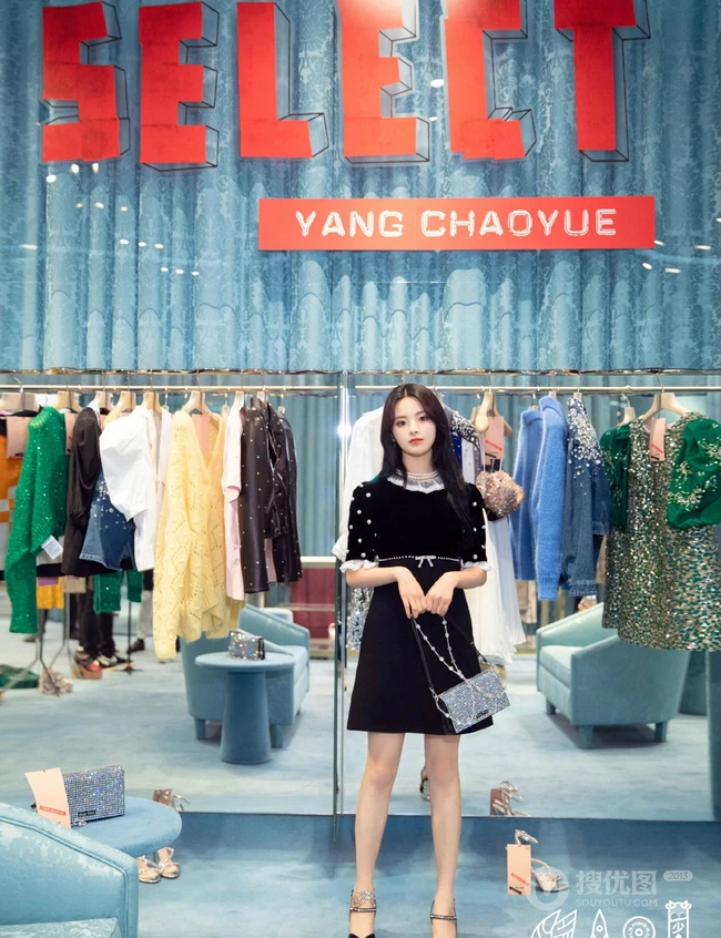 杨超越代言某品牌包包服饰写真，黑色连衣短裙优雅知性动人