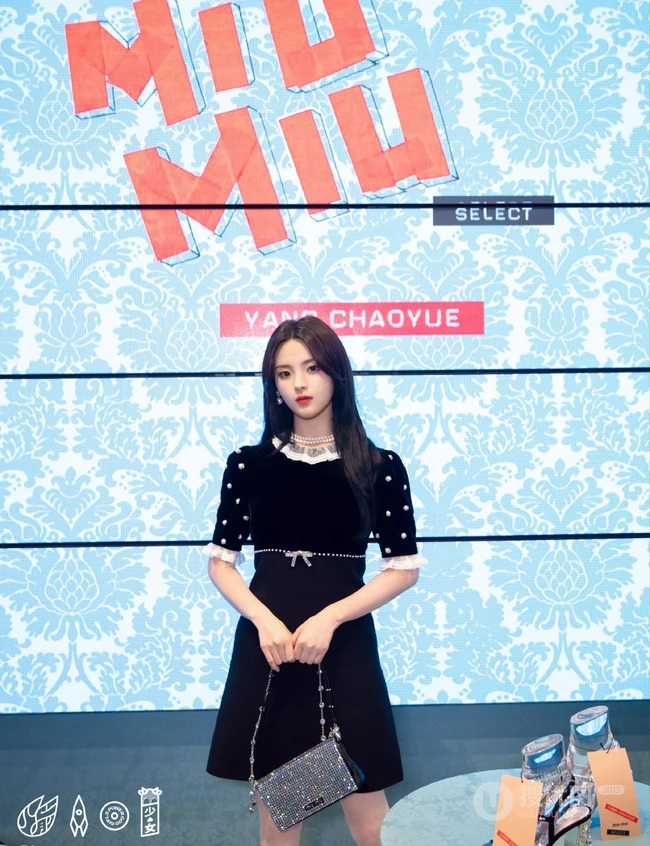 杨超越代言某品牌包包服饰写真，黑色连衣短裙优雅知性动人