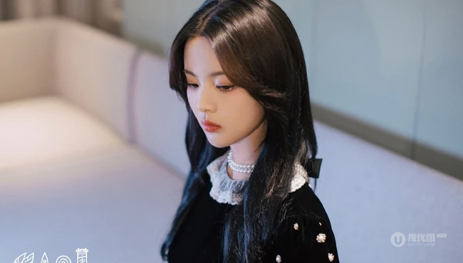 杨超越代言某品牌包包服饰写真，黑色连衣短裙优雅知性动人