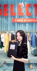 杨超越代言某品牌包包服饰写真，黑色连衣短裙优雅知性动人