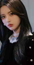 杨超越代言某品牌包包服饰写真，黑色连衣短裙优雅知性动人