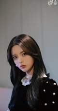 杨超越代言某品牌包包服饰写真，黑色连衣短裙优雅知性动人