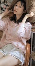 爱笑的美丽女孩，厨房一角浅粉女生粉衣短裤居家写真图片