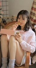 爱笑的美丽女孩，厨房一角浅粉女生粉衣短裤居家写真图片