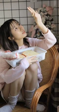 爱笑的美丽女孩，厨房一角浅粉女生粉衣短裤居家写真图片