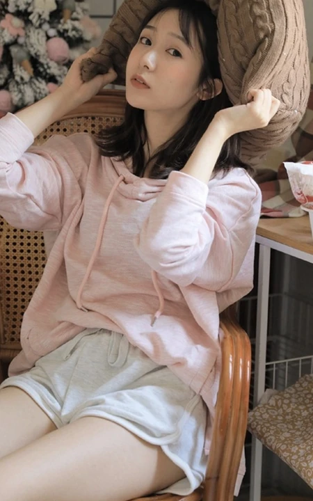 爱笑的美丽女孩，厨房一角浅粉女生粉衣短裤居家写真图片