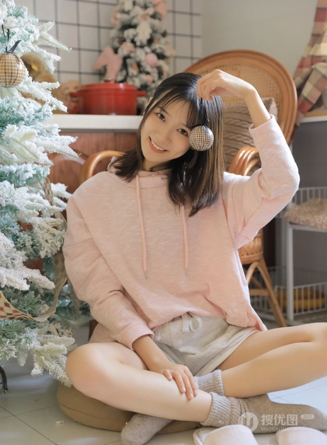 爱笑的美丽女孩，厨房一角浅粉女生粉衣短裤居家写真图片