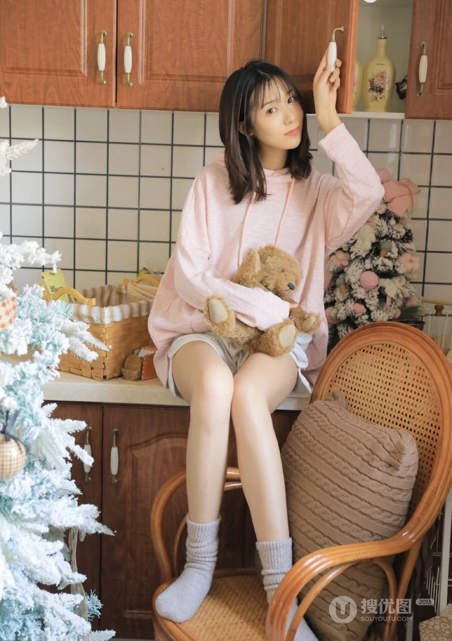 爱笑的美丽女孩，厨房一角浅粉女生粉衣短裤居家写真图片